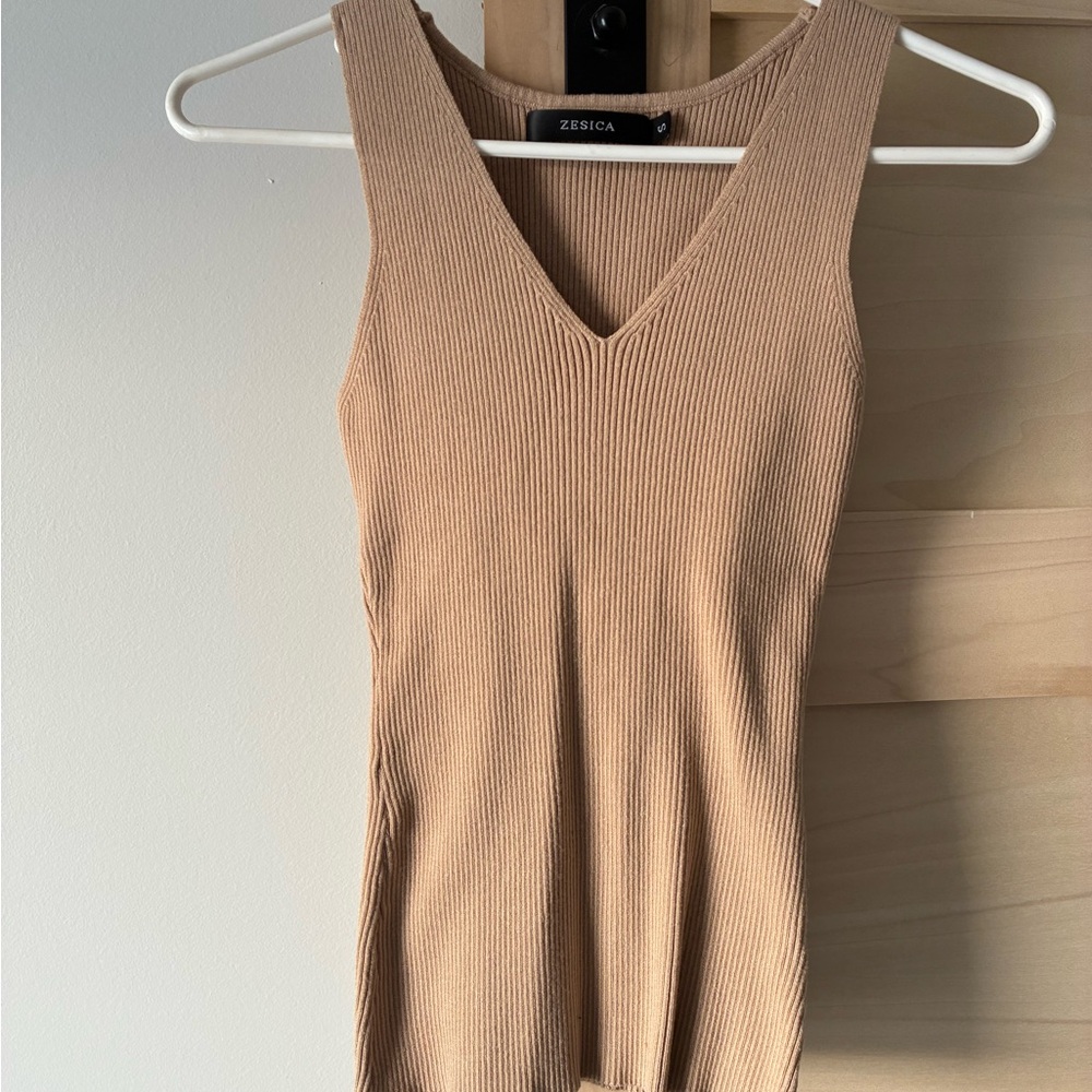 Zesica Women's Beige Ribbed V-Neck Tank Top